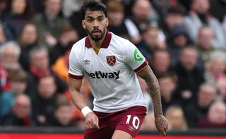 Imagem ilustrativa da imagem Lucas Paquetá chora em campo após receber cartão amarelo na Inglaterra