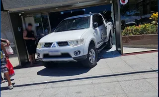 Imagem ilustrativa da imagem Motorista perde controle e caminhonete invade condomínio em Vila Velha