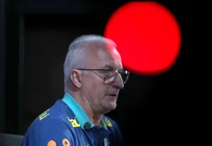 Imagem ilustrativa da imagem Negociação com Dorival se arrasta e executivo de futebol do Corinthians volta a SP