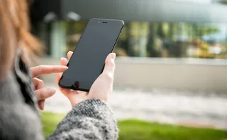 Imagem ilustrativa da imagem Uso de celular pode causar dores e até hérnia de disco