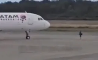 Imagem ilustrativa da imagem VÍDEO | Homem tenta impedir decolagem de avião no Chile após perder voo