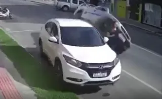 Imagem ilustrativa da imagem VÍDEO | Veículo bate em carro estacionado e mulher escapa por pouco de acidente