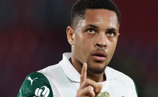 Imagem ilustrativa da imagem VÍDEO | Vitor Roque perde ‘gol mais feito do ano’ em vitória do Palmeiras
