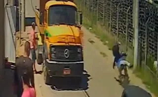 Imagem ilustrativa da imagem VÍDEO I Motociclista é atingido por carro e tem perna amputada em Cariacica