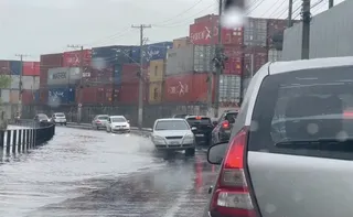Imagem ilustrativa da imagem VÍDEOS | Vila Velha registra alagamentos após 50 milímetros de chuva em 24 horas