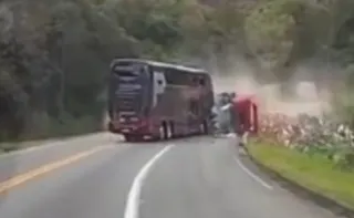 Imagem ilustrativa da imagem Vídeo registra o momento do acidente entre ônibus e carreta na BR-101 no ES