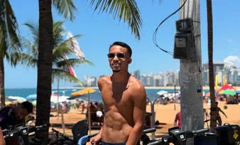 Imagem ilustrativa da imagem Matheus Gonçalves, do Flamengo, curte folga após clássico em praia do ES