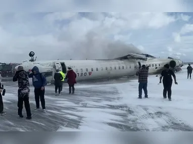 Imagem ilustrativa da imagem Avião capota e 15 ficam feridos em aeroporto de Toronto, no Canadá; veja vídeo