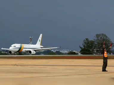 Bolsonaro diz se orgulhar por Eduardo deixar Brasil