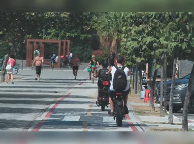 Imagem ilustrativa da imagem Bandidos de olho em celular e bicicleta elétrica de estudantes