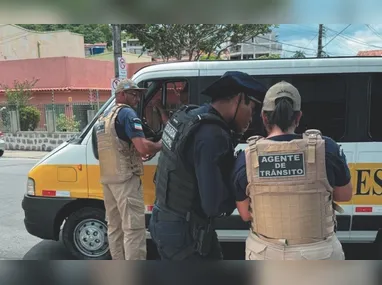 Agentes de combate a endemias atuando em possíveis focos de procriação do mosquito transmissor da doença