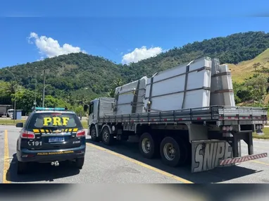 Imagem ilustrativa da imagem Caminhão é flagrado com mais 9 toneladas de excesso de peso em rodovia no Sul do ES