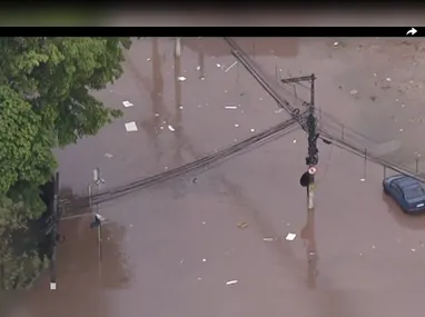 Imagem ilustrativa da imagem Chuva de granizo derruba árvores e deixa 55 mil sem luz, e gera alerta de alagament