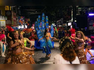 Imagem ilustrativa da imagem Chuva não apaga o brilho das escolas de samba de Guarapari no 3º dia de Carnaval