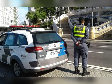 Drogas, passaporte e dinheiro apreendido