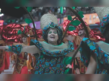 A escola homenageou sua comunidade, abordando temas como o manguezal e as tradições que compõem a identidade cultural da região.