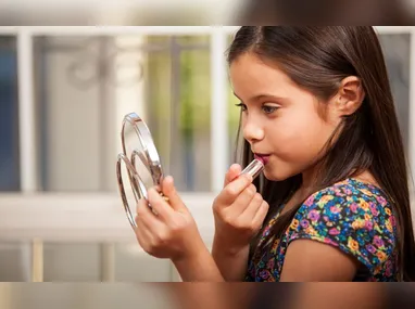 Imagem ilustrativa da imagem Cosmeticorexia: quais os riscos do vício de crianças e adolescentes por cosméticos