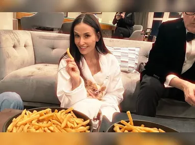 Imagem ilustrativa da imagem Demi Moore aparece comendo batata frita após perder o Oscar: 'Minha vencedora'