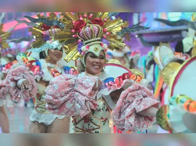 A escola homenageou sua comunidade, abordando temas como o manguezal e as tradições que compõem a identidade cultural da região.