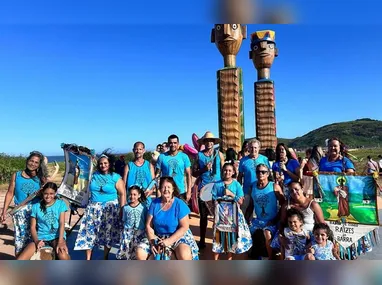 Família aproveita para conhecer a praia em passeio bate e volta