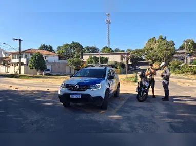 Charles De Marchi, coordenador do Grupo Tático Operacional da Guarda de Vitória, mostra drone que será usado