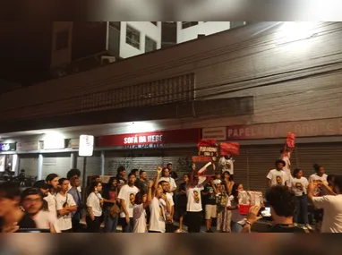 A porta do estabelecimento foi danificada pelos manifestantes