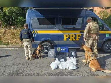 Em Cariacica, os agentes cumpriram um mandado de busca e apreensão na casa de um investigado