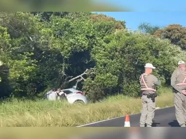 Imagem ilustrativa da imagem Mulher sofre acidente, sai de carro para pedir ajuda e morre atropelada no RS