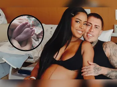 Calita Franciele postou uma foto com uma faixa escrita "Amado Batista"