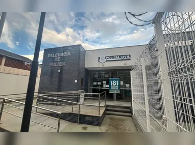 Câmeras flagraram o momento em que Breno é esfaqueado, em frente a uma distribuidora de bebidas