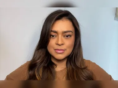 Nos stories, ela apareceu ninando o boneco. "Ele não para de chorar"
