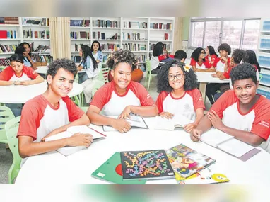 Luiza Caiado, Beatriz França, Pedro Pinna e Arthur Veloso se divertem como jogos de tabuleiro na hora do recreio. Escolas estão oferecendo opções de diversão para os alunos