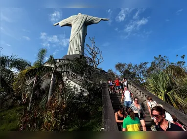 Escadaria é uma das formas de acesso ao Cristo Redentor