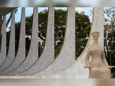 Escadaria é uma das formas de acesso ao Cristo Redentor