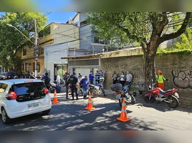 Acidente envolveu um caminhão e um carro de passeio