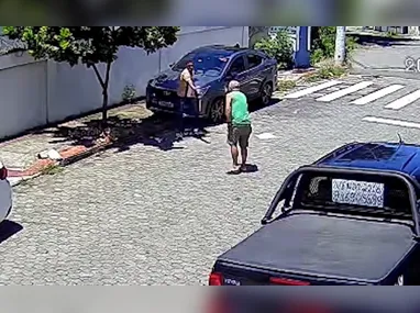 Suspeito atacou o frentista e o atingiu com socos, derrubando a vítima no chão