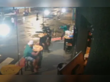 Imagem ilustrativa da imagem VÍDEO | Segurança é baleado à queima-roupa em bar de Vila Velha