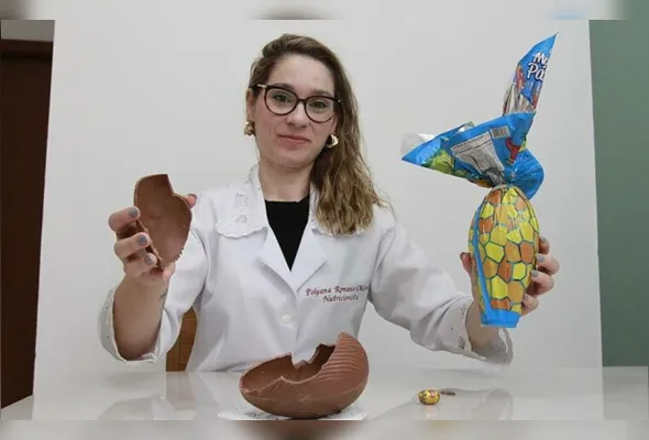 Polyana Romano Oliosa orienta para a leitura dos rótulos e comparação dos ingredientes