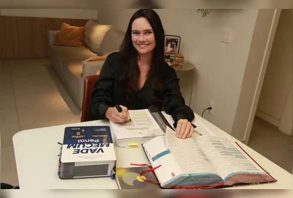 Júlia  conta que assistiu 
a videoaulas, treinou peças e questões: “Foi essencial para a aprovação”.
