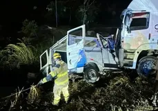 Batida entre carreta e van deixa mortos no norte de Minas Gerais