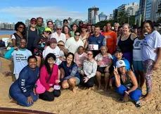 Participantes do grupo FelizIdade participaram da “Remada da Inclusão” na Enseada da Sereia, na Praia da Costa