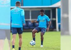 Jogadores do Grêmio treinam