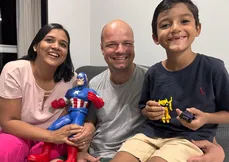Arthur fez a última sessão de quimioterapia nesta semana e comemora com os pais, Fernanda e Diogo.