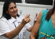 Ageovânia Teixeira Carvalho Duarte aplica vacina contra Influenza em unidade de Ilha de Santa Maria, na capital