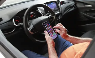 Imagem ilustrativa da imagem 83 motoristas são multados por dia por usar celular ao volante no ES