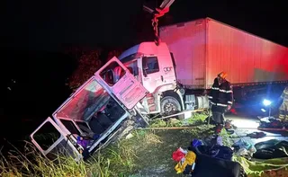 Imagem ilustrativa da imagem Acidente entre carreta e micro-ônibus deixa mortos e feridos na BR-251 em MG
