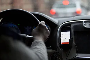 Imagem ilustrativa da imagem Brasileiros poderão pedir comida no Uber e carro no iFood