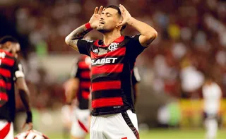 Imagem ilustrativa da imagem Flamengo responde pressão da torcida, vence o Bahia e dorme na liderança