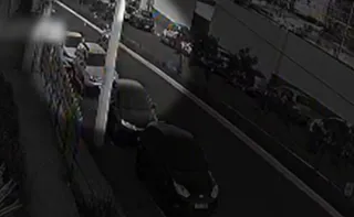 Imagem ilustrativa da imagem Motociclista atropela bola chutada para fora de estádio, cai e quebra a perna