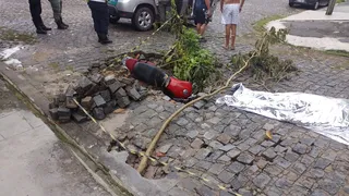 Imagem ilustrativa da imagem Recife: homem morre ao cair em buraco deixado aberto na Zona Norte